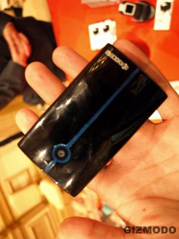 Illustration for article titled Kyocera Neo E1100 Brings OLED, Designer Sensibility to Low End Phone